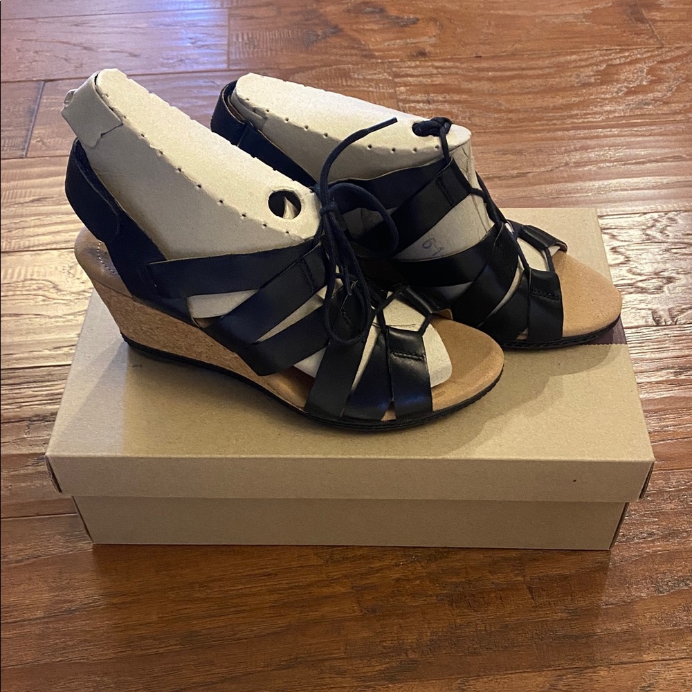 NWT Womens Clarks Heeled Black Sandals in Size 8